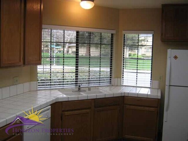 Building Photo - Open 2 Bed 2 Bath Natomas Duplex Unit
