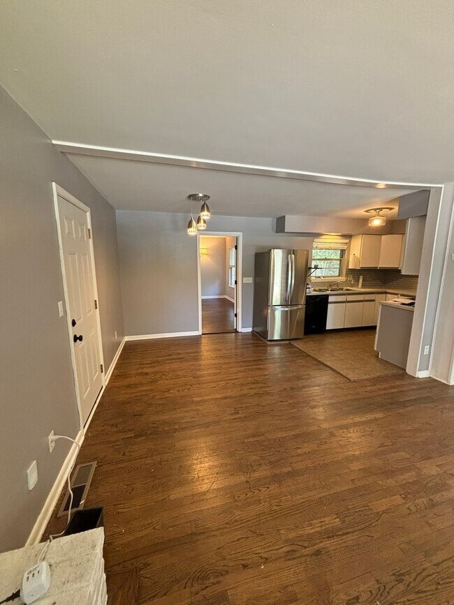 Building Photo - 4 Bedroom Single Family Home Close to Univ...
