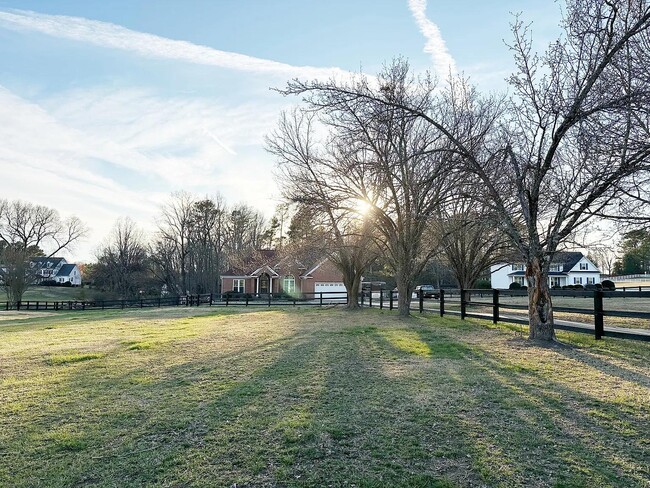 Building Photo - 213 Ridge Way