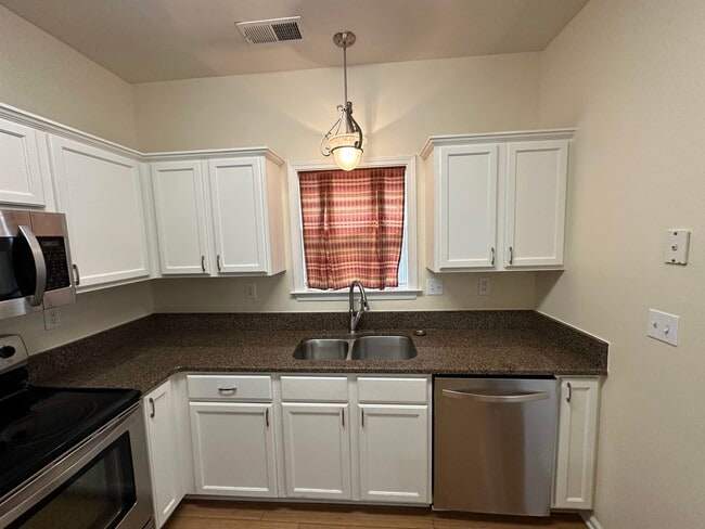 Building Photo - 1093 River Isle Dr