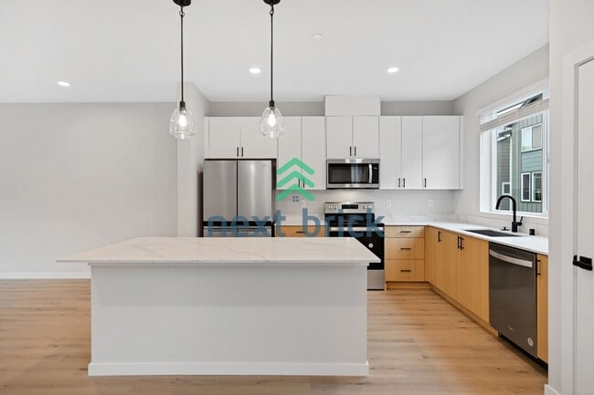 Building Photo - 3 BED & 2.5 BATH TOWNHOUSE FOR RENT