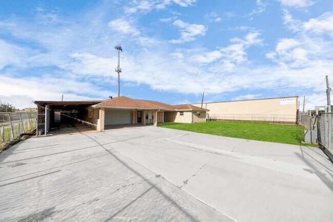 Building Photo - 4402 Ludwig Ln