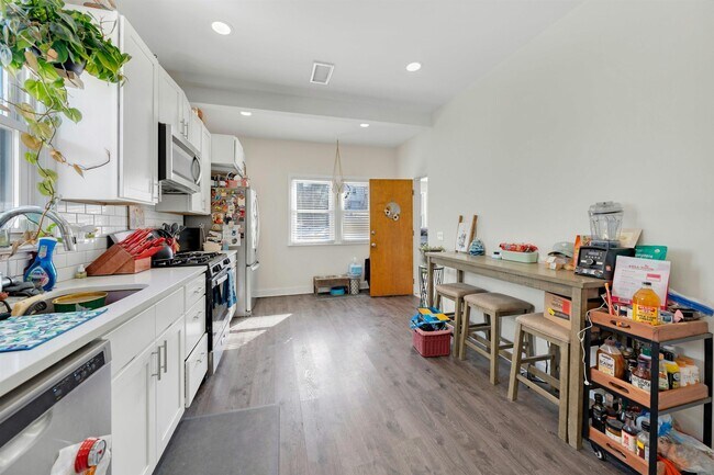 Building Photo - 632 Chase Ave