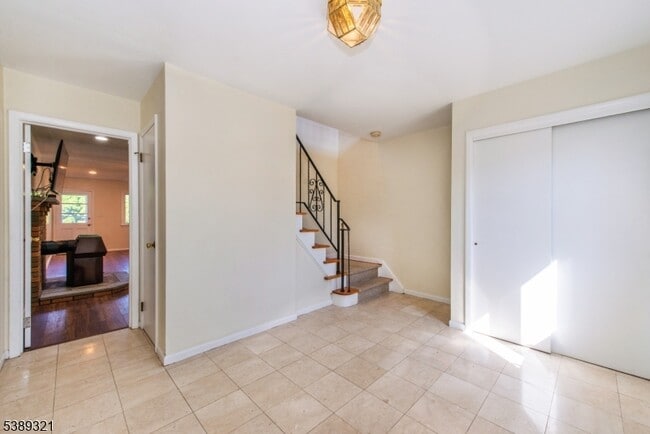Building Photo - 11 Roehrs Dr