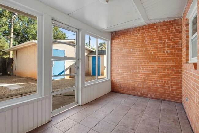 Building Photo - Huge 3 Bed 3 Bath House Near Texas Tech