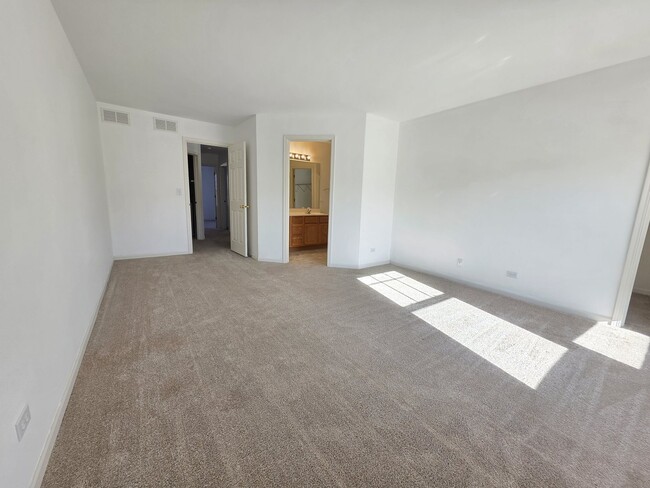 Building Photo - 3996 Blackstone Dr