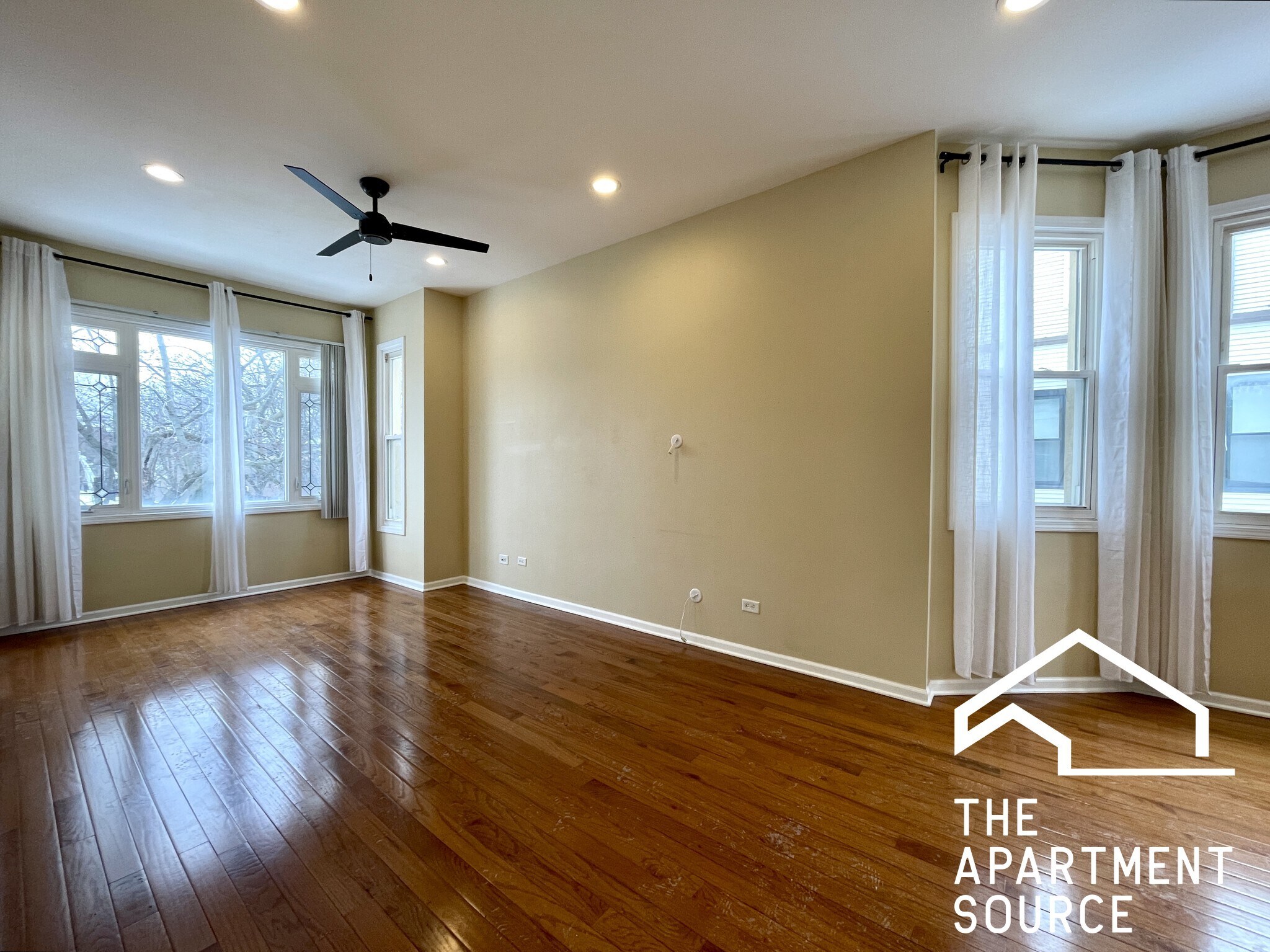 Building Photo - 2028 N Hamlin Ave