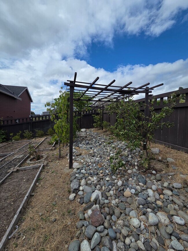 Building Photo - 2524 Jacaranda Ave