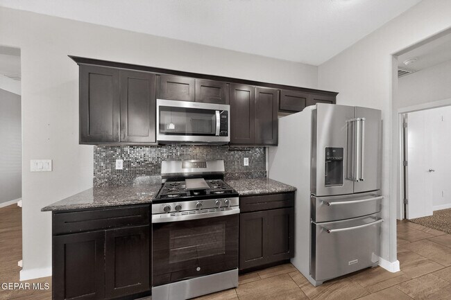 Building Photo - 320 S Manzanita Dr