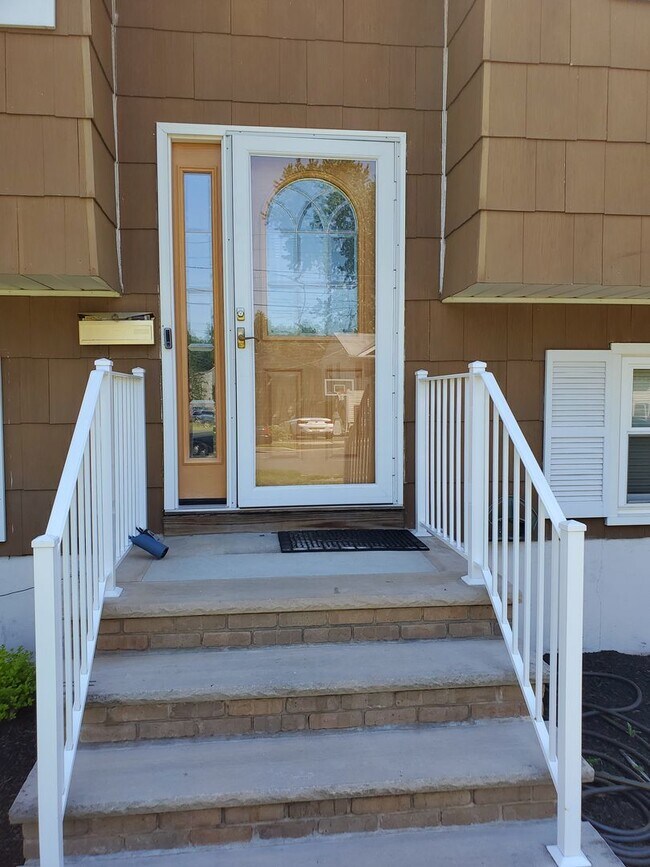 Building Photo - Single family, bi-level home with 4-bedrooms (one bedroom on ground level), 2.5 bathrooms, attach...