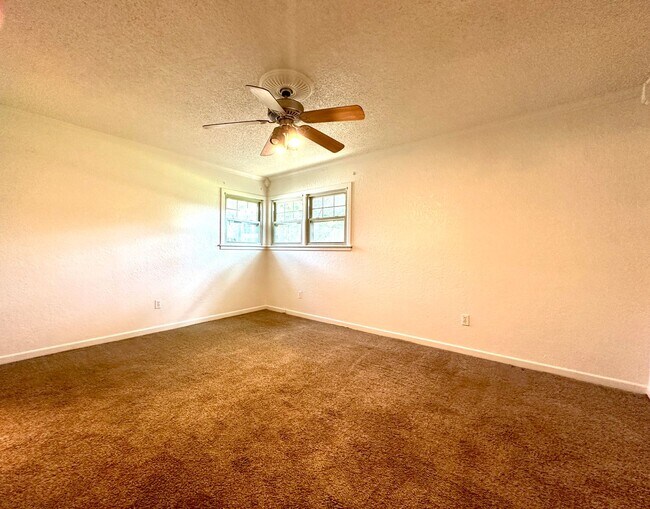 Building Photo - 3Bed/2Bath Available now!