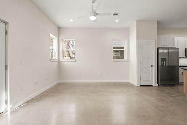 Building Photo - 4801 Sara Dr