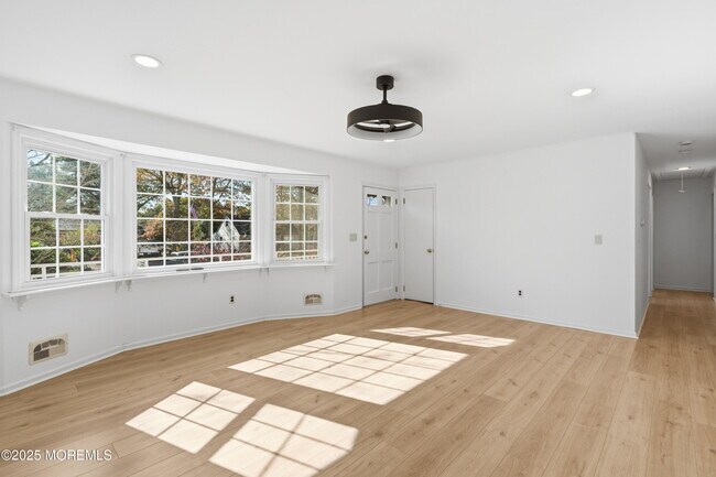 Building Photo - 218 Holly Ave