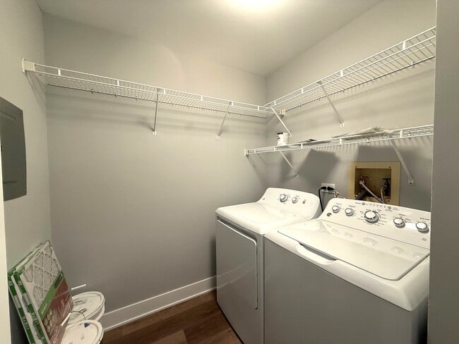 Building Photo - 1221 Sandhurst Ct