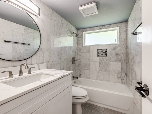 Building Photo - 14008 Gateway Dr