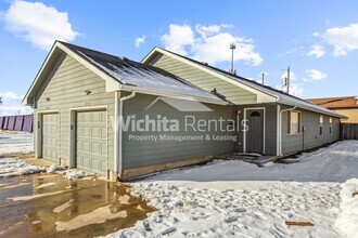 Building Photo - 3 Bedroom 2 Bathroom Duplex on the West si...