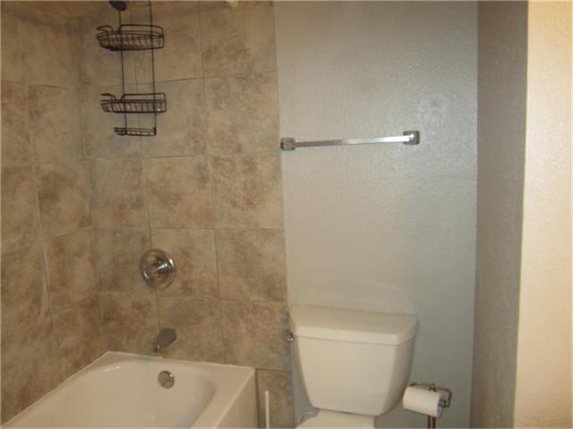 Building Photo - 17401 Red Oak Dr