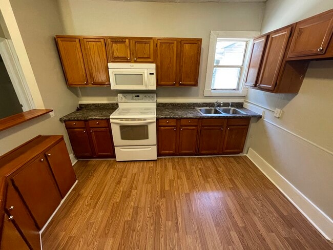 Building Photo - 1804 W 5th St