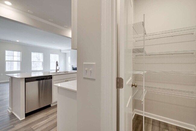 Building Photo - End-unit 3 bedroom townhome with Screened Porch!