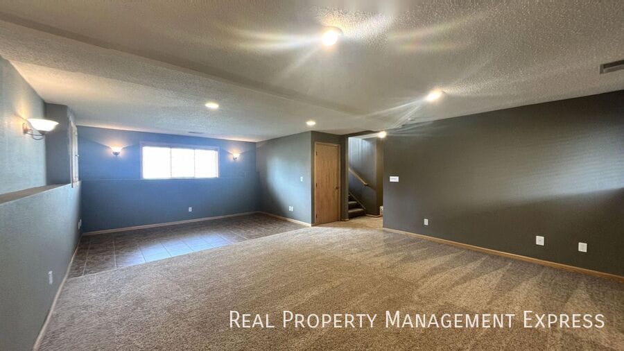 Building Photo - 5208 S Birchwood Ave