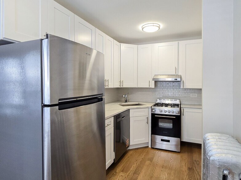 Building Photo - 561 W Cornelia Ave