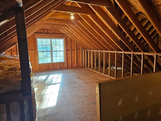 Building Photo - Beautiful 4 bedroom, 2.5 bath home in the ...