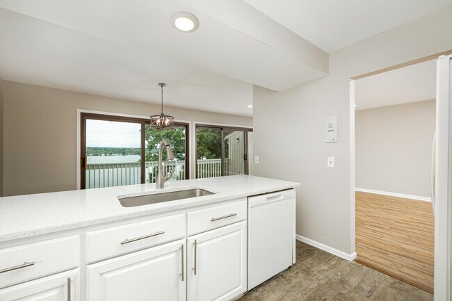 Building Photo - 893 Cliffs Dr