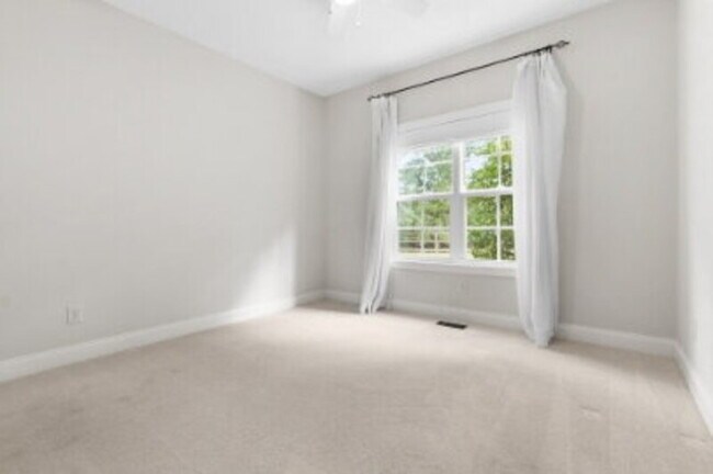 Building Photo - 585 Herons Brook Dr
