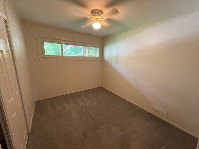 Building Photo - 811 Manhasset Rd