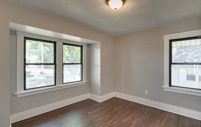 Building Photo - Beautiful & Spacious 3 Bedroom, 2 Bathroom Home in South Omaha – 1,872 Sq Ft