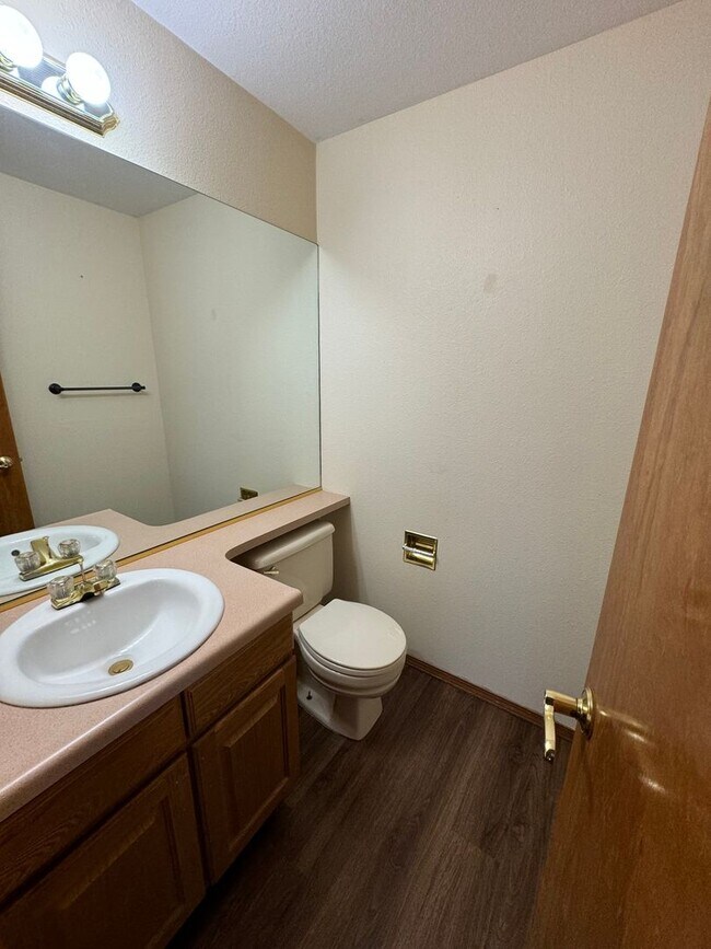 Building Photo - Charming 5 Bed 3 Bath House