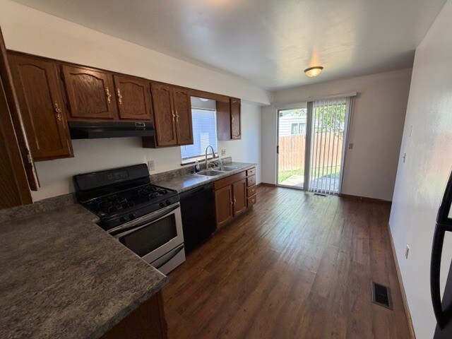 Kitchen with door to patio - 256 Spencer Pl