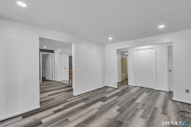 Building Photo - 15 Cardinal Dr