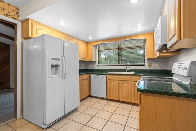 Building Photo - Charming 4-Bedroom Home with Pool on Large Lot in Longwood!