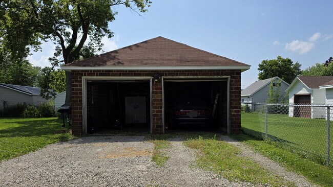 Building Photo - Large 2 bedroom Duplex- LOWER