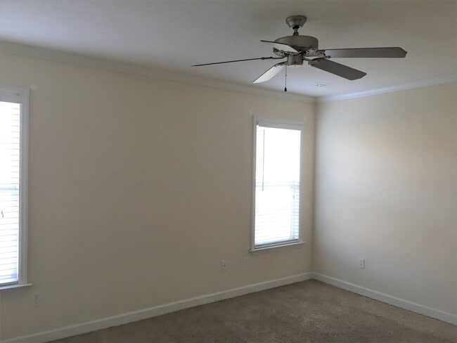 Building Photo - Stylish and Spacious 3BR/2BA Rental Home w...