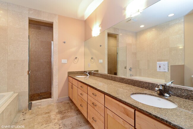 Building Photo - 2233 W Lawrence Ave