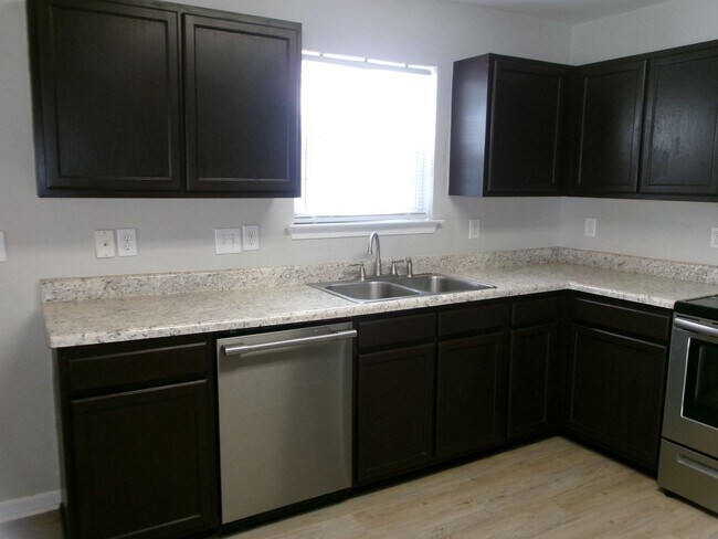 Building Photo - 3 bedroom, 2 bath home in the Inverness Co...