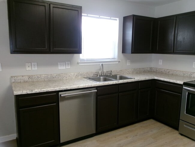 Building Photo - 3 bedroom, 2 bath home in the Inverness Community