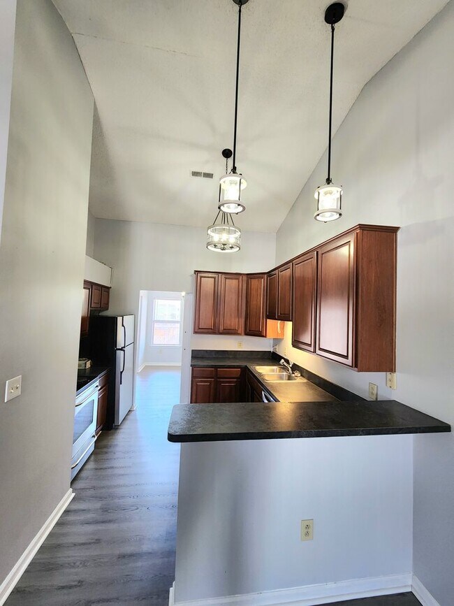 Building Photo - Top Floor Condo in Gated Community!