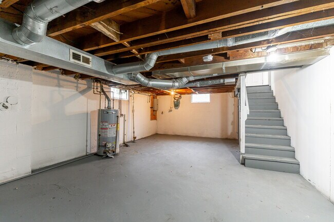 Building Photo - 2243 Safford Ave