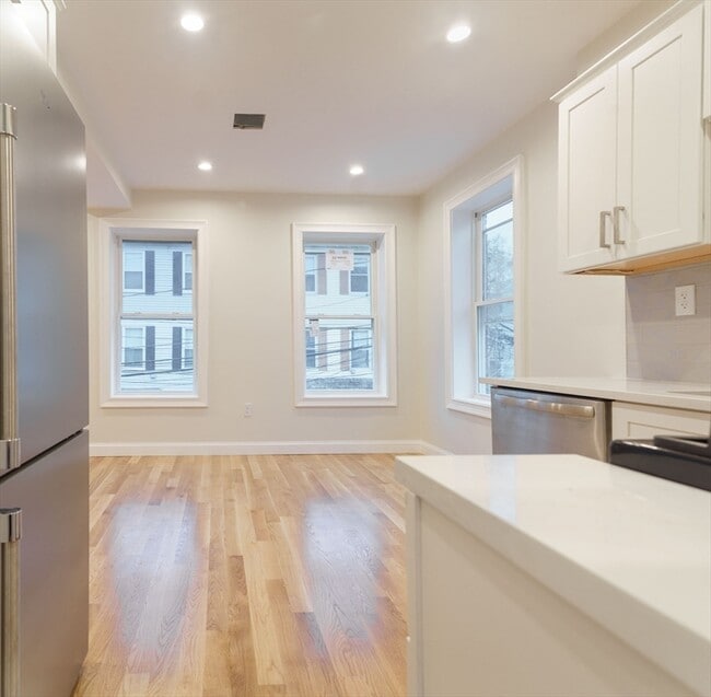 Building Photo - 217 W 9th St