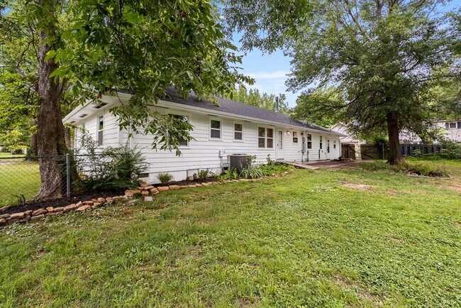 Building Photo - 301 Michael St