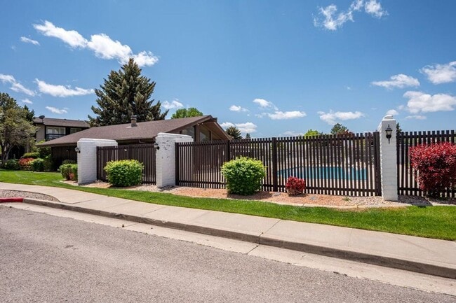 Building Photo - Charming Townhome