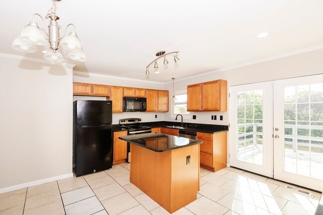 Building Photo - Lovely 3 Bedroom 2 Bathroom Home