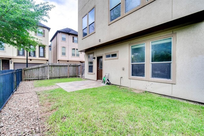 Building Photo - 2710 Shadybrook Meadow Dr