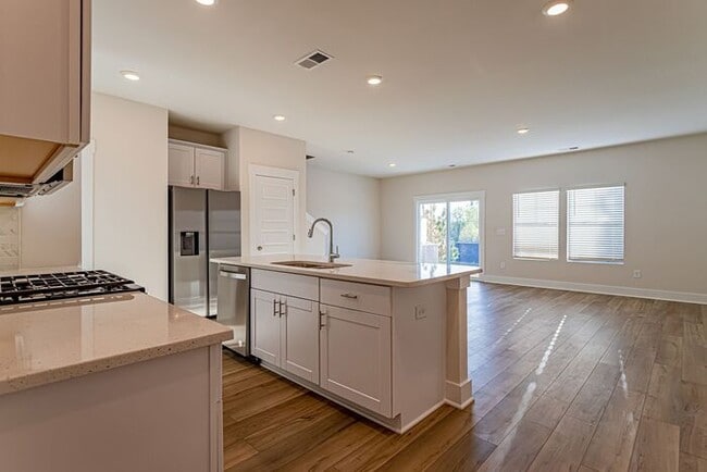 Building Photo - 3 Bedroom 2.5 Townhome Off of Butler Rd!