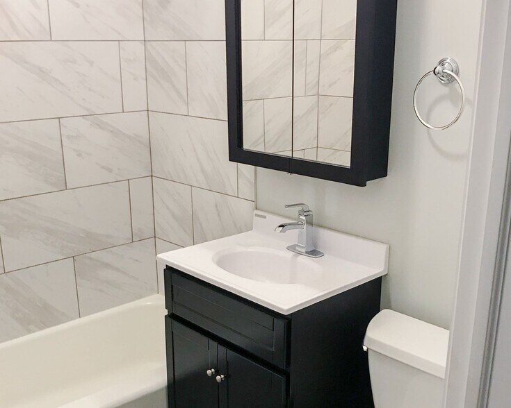 Building Photo - 1320 W Diversey Pky