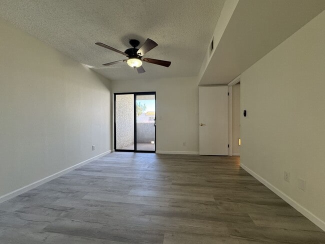Building Photo - 850 S River Dr