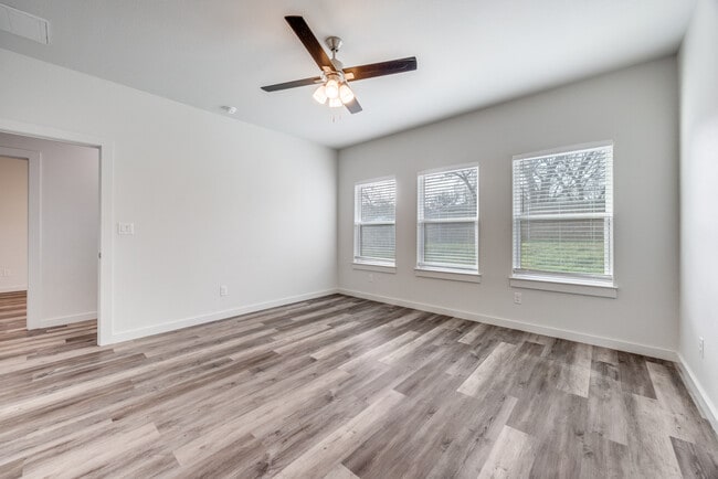 Building Photo - 924 W Collins St